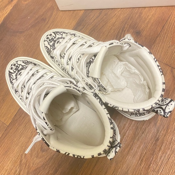 AUTHENTIC Givenchy Sneakers - Picture 6 of 7